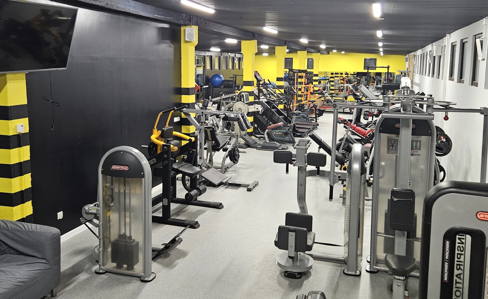 Rzędy maszyn siłowych w FRICK GYM